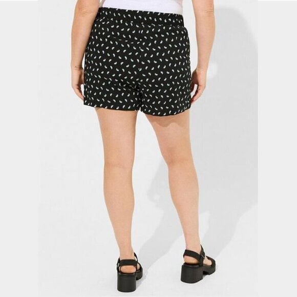 Torrid - 3.5 Inch Challis Short in Petite Paisley Deep Black & White - Picture 10 of 12